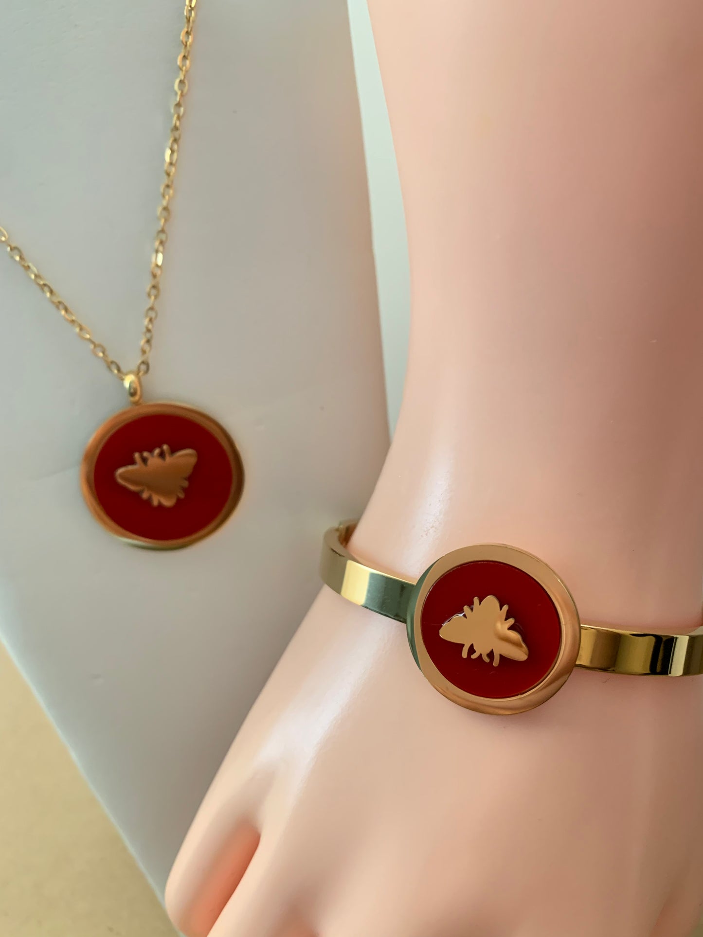 Red Circle Bee Necklace and Bracelet Set