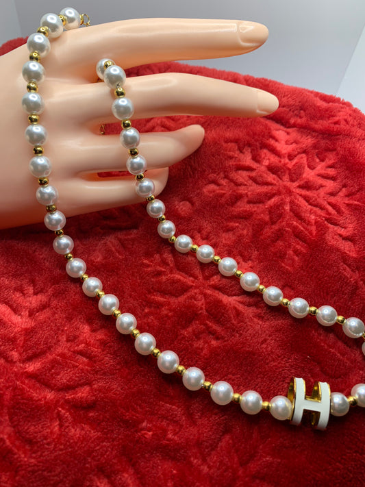 H necklace Pearl imitacion